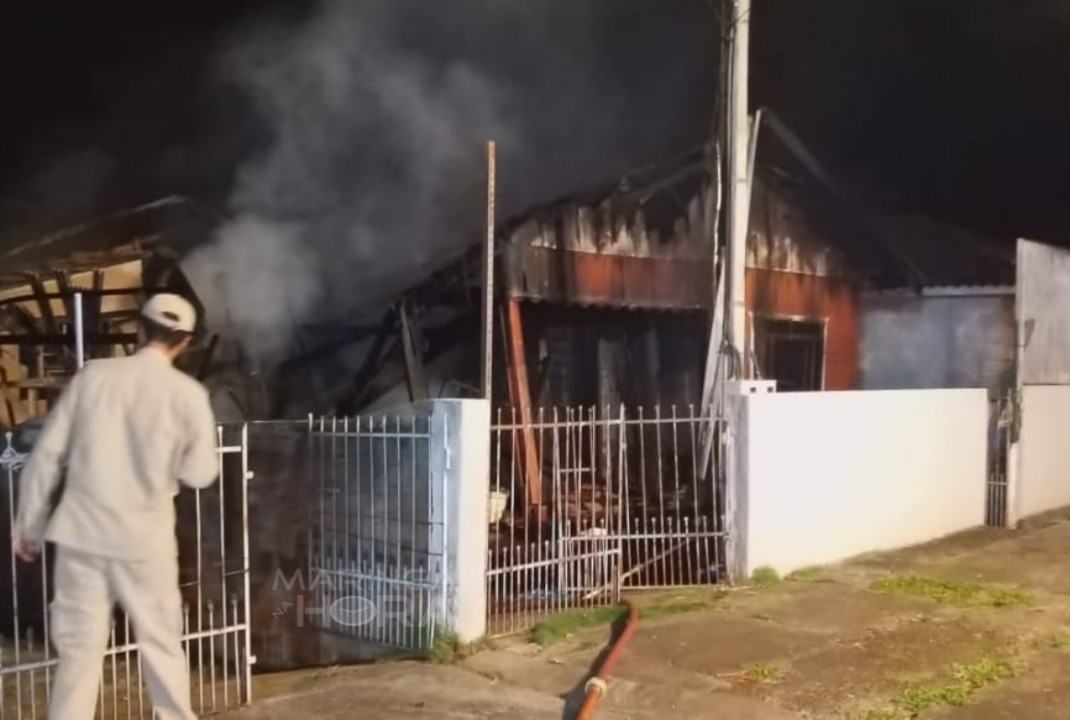 foto de Casa de madeira é destruída pelo fogo no Jardim Alvorada em Maringá