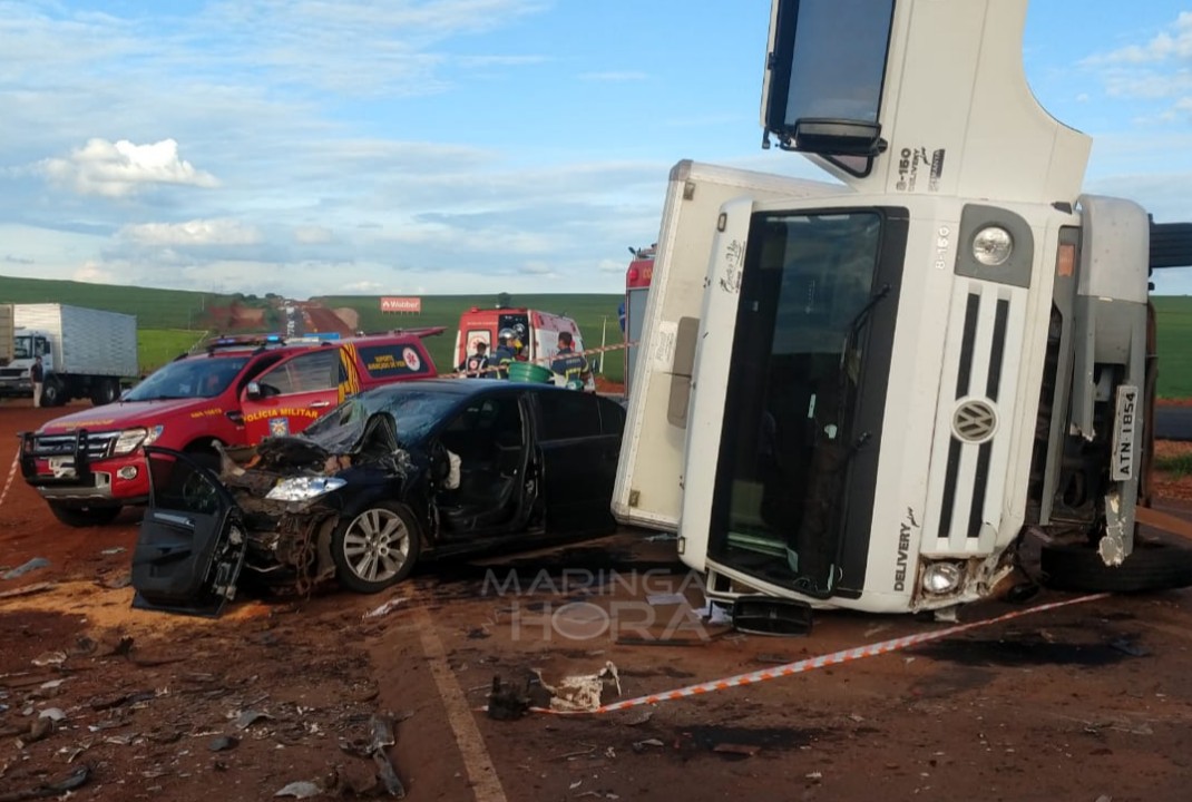 foto de Caminhão tomba após colidir com carro na PR-323 entre Paiçandu e Água Boa