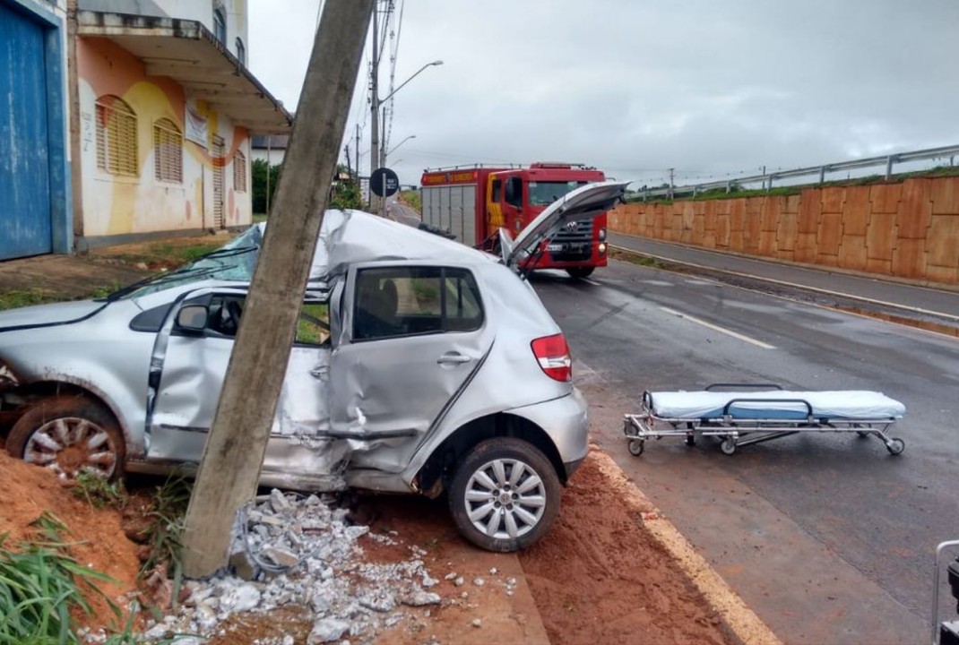 foto de Batida em poste mata motorista de 25 anos na BR-376