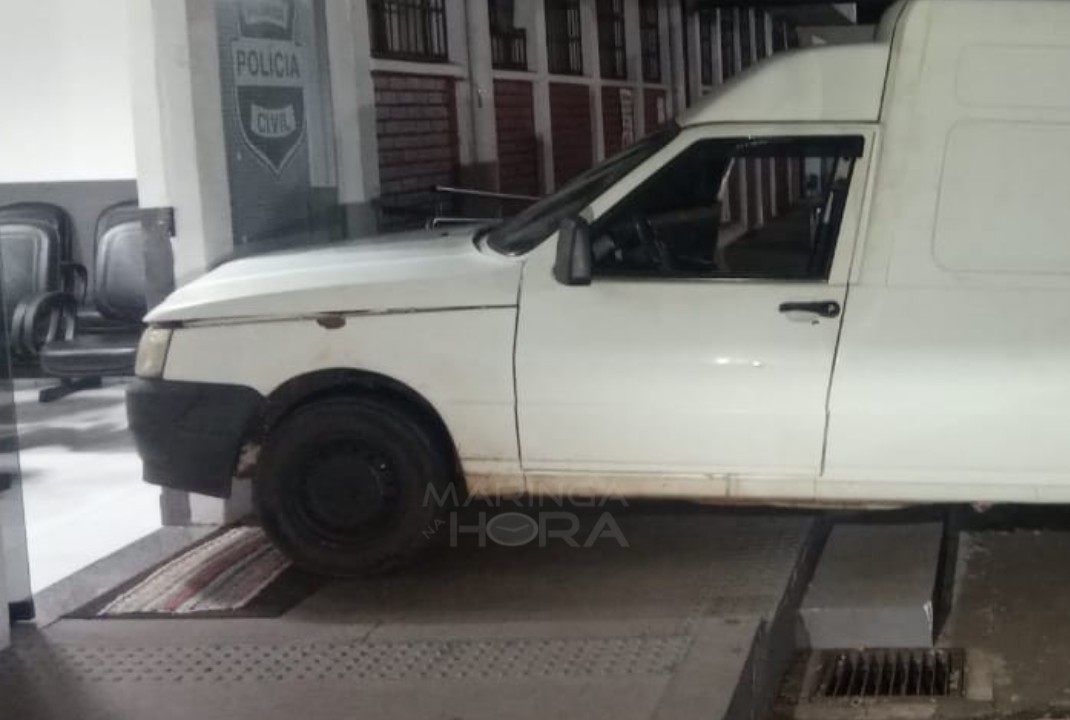 foto de Motorista acelera carro contra o prédio da delegacia de Maringá