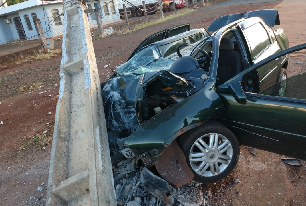 foto de Motorista perde o controle do veículo, derruba poste na PR-323 entre Paiçandu e Maringá