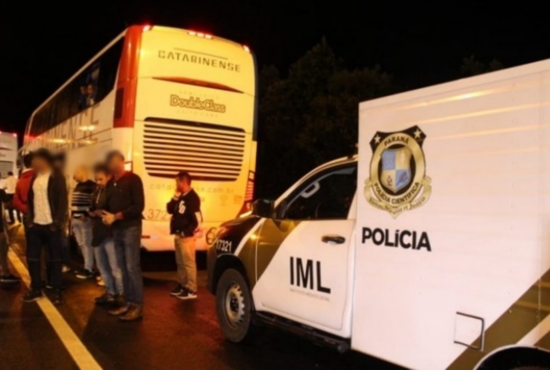 foto de Passageiro de ônibus saca arma e mata três assaltantes no Paraná