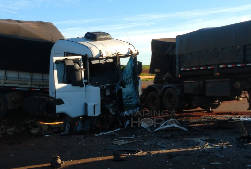 foto de Motorista fica ferido após batida frontal entre duas carretas na PR-323 entre Paiçandu e Água Boa