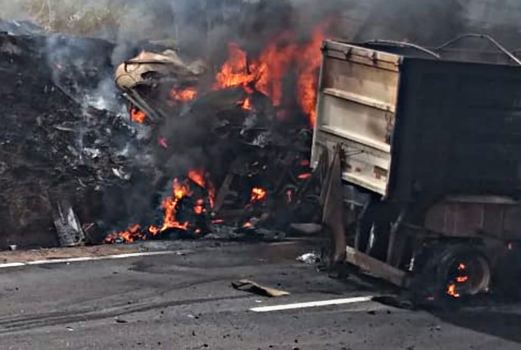 foto de Trágico acidente mata motoristas na BR-376