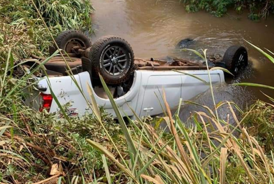 foto de Rapaz morre afogado após perder controle de caminhonete com placas de Maringá cair em rio