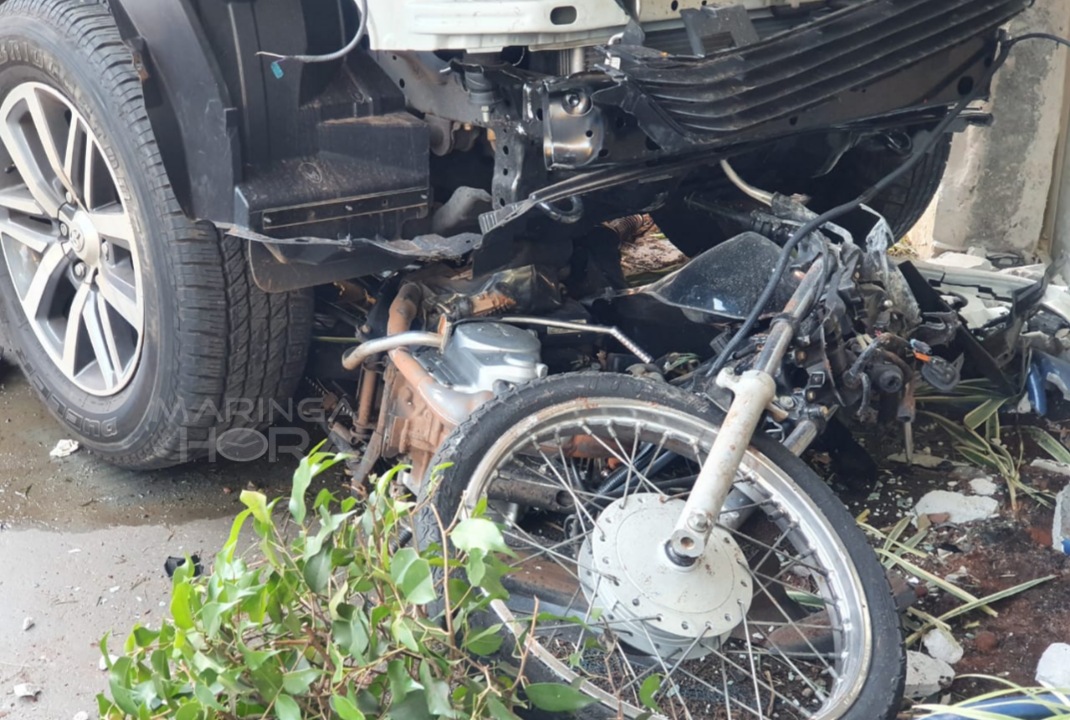 foto de Maringá; Casal em motocicleta é atropelado por caminhonete e motorista atinge carros estacionados e invade laboratório de hospital