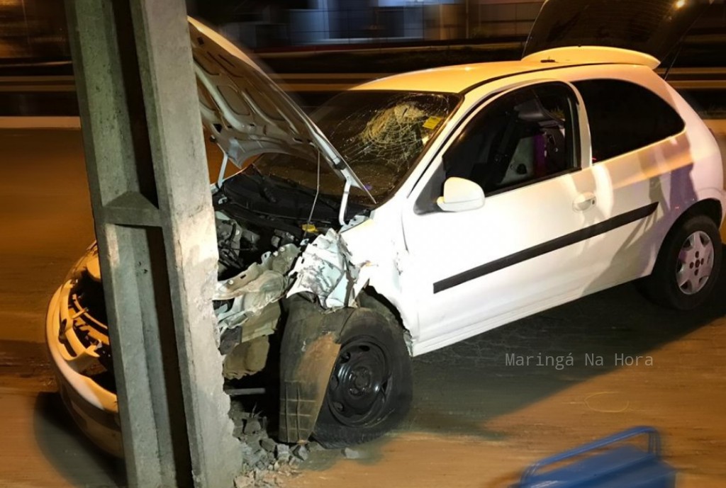 foto de Jovem fica inconsciente ao bater carro contra poste em Maringá