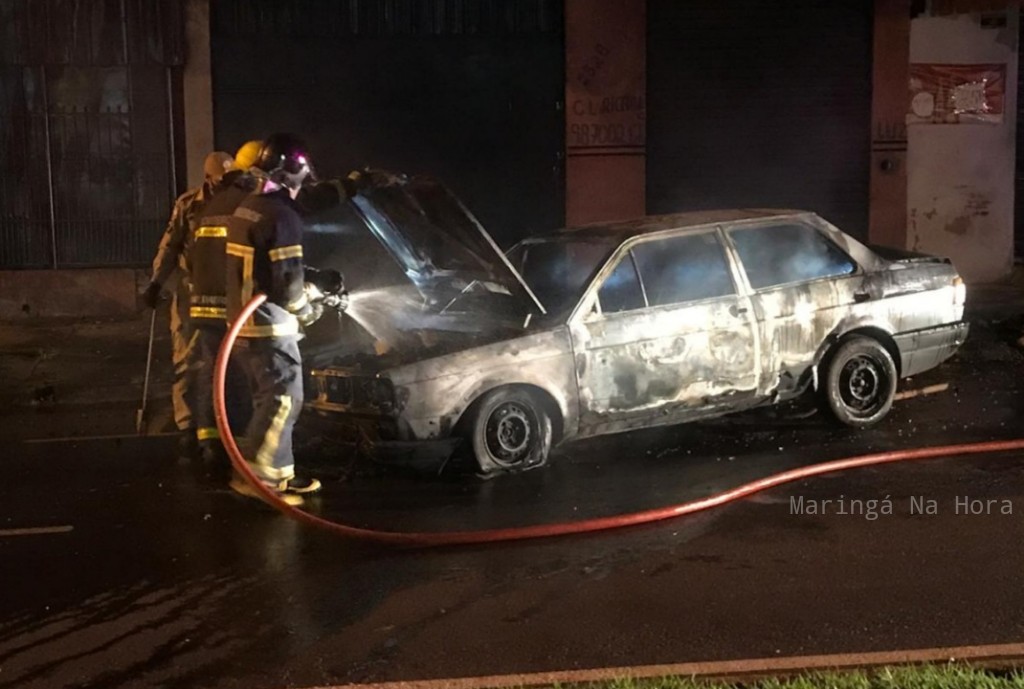 foto de Incêndio possivelmente criminoso destrói veículo em Maringá