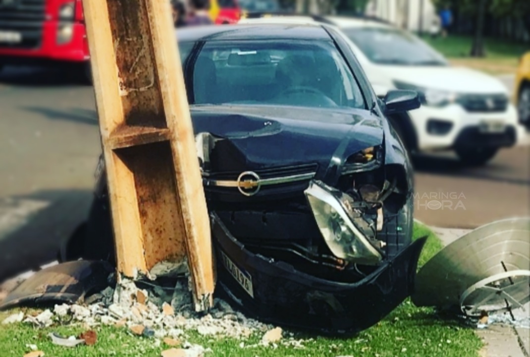 foto de Duas pessoas ficam feridas após carro atingir motociclista e bater contra poste em Maringá