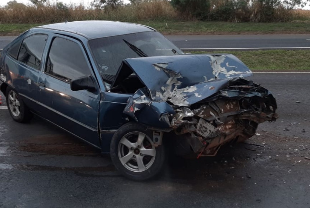 foto de Motorista fica ferido após bater na traseira de caminhão na BR-376