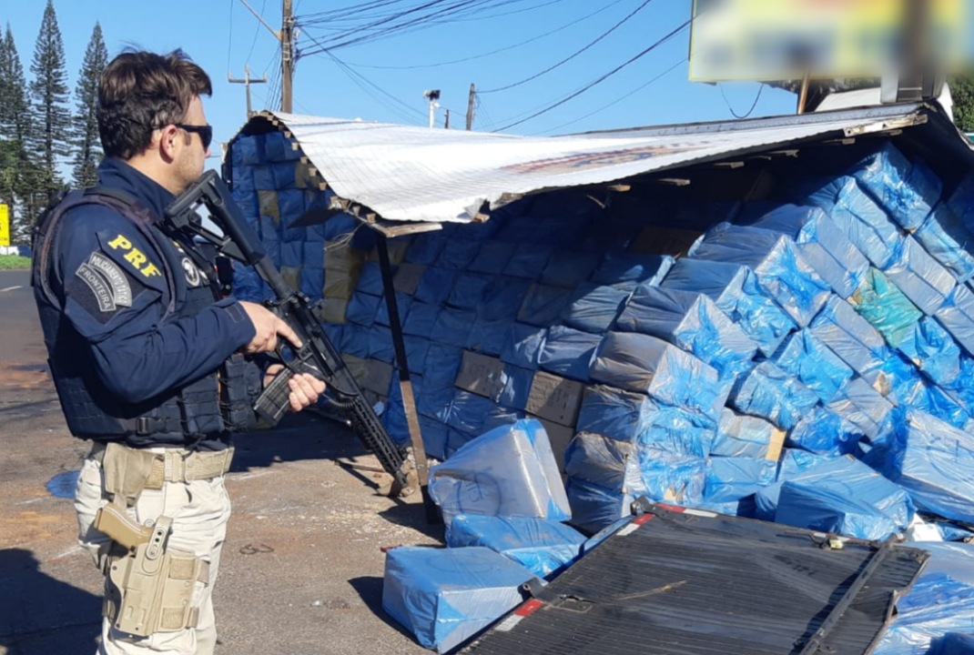 foto de Câmera flagra caminhão lotado de cigarros contrabandeados do Paraguai tombando em rotatória de acesso à Maringá