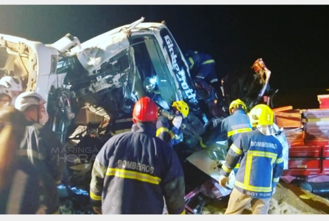 foto de Caminhoneiro fica três horas preso às ferragens após colisão entre carreta e caminhão