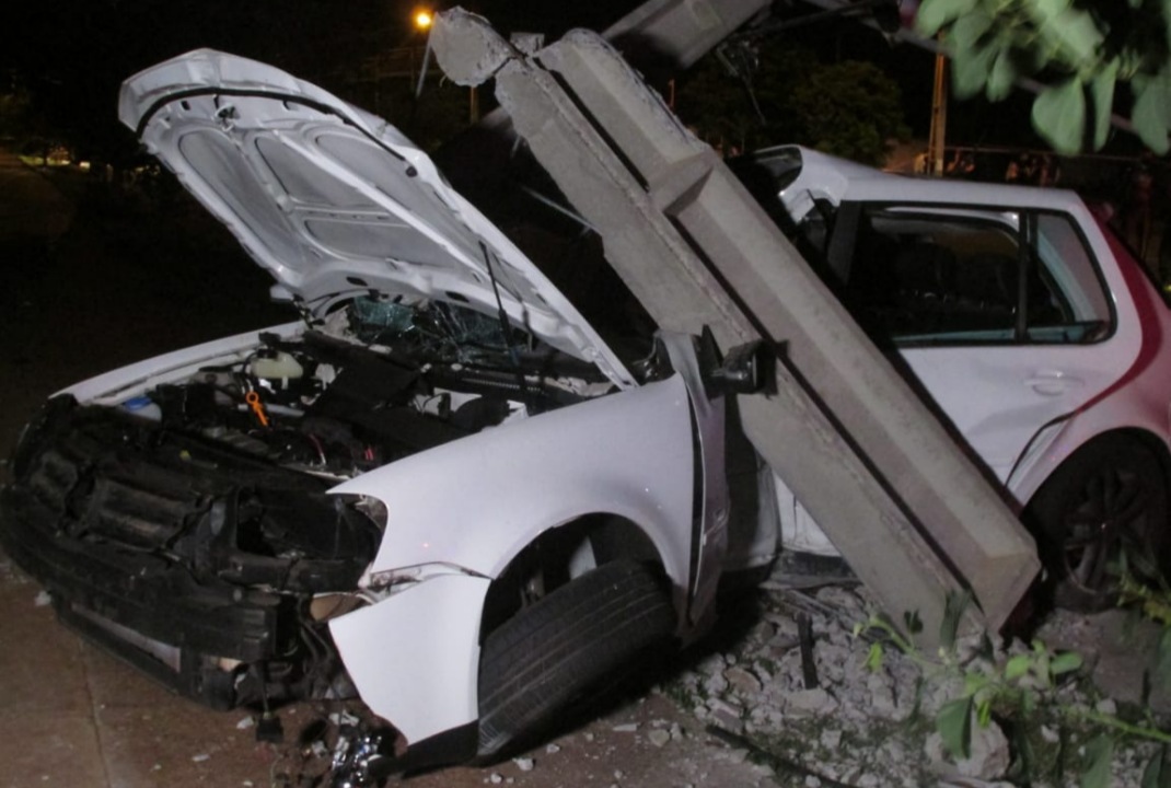 foto de Motorista de carro que colidiu contra poste em Maringá, morre no hospital