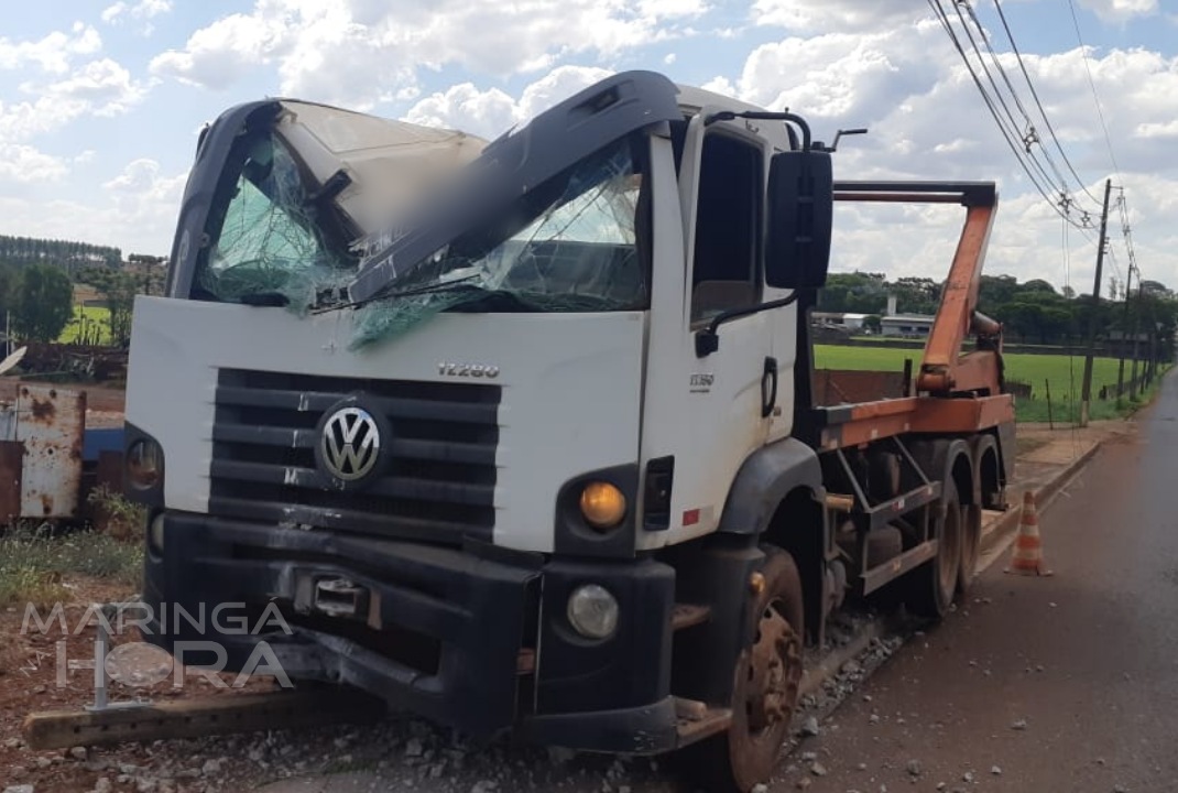 foto de Motorista de caminhão caçamba fica ferido após bater contra poste, em Maringá