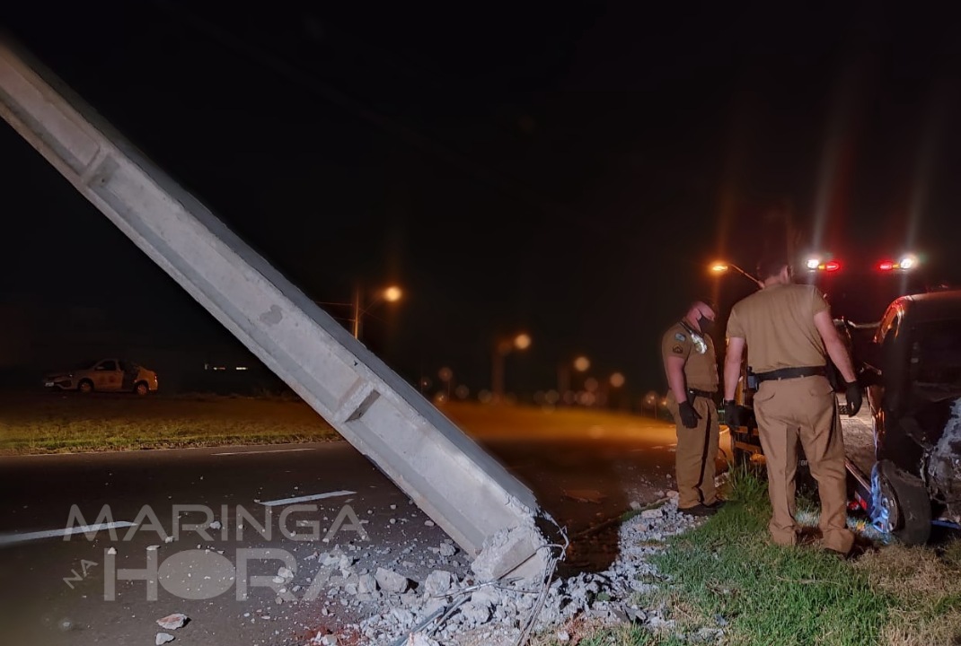 foto de Motorista perde controle do veículo e, após colisão, derruba poste, em Maringá