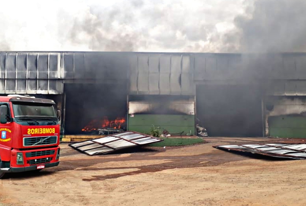 foto de Incêndio destrói barracão industrial na zona rural de Maringá