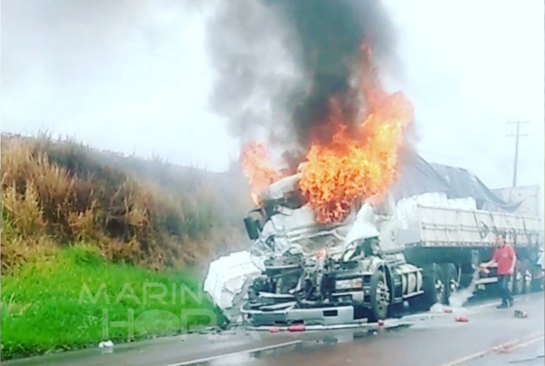 foto de Motorista morre carbonizado após colisão traseira entre carretas, em Maringá