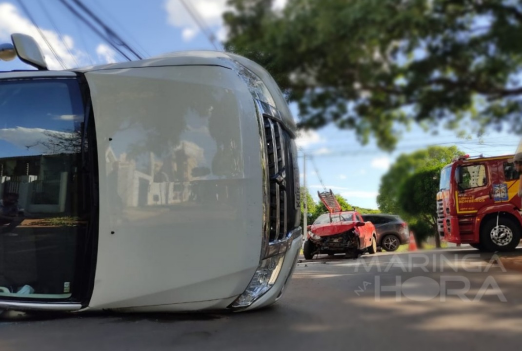 foto de Maringá: acidente em cruzamento deixa veículo tombado