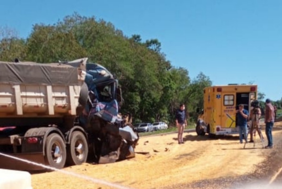 foto de Acidente entre duas carretas deixa motorista ferido, em Maringá