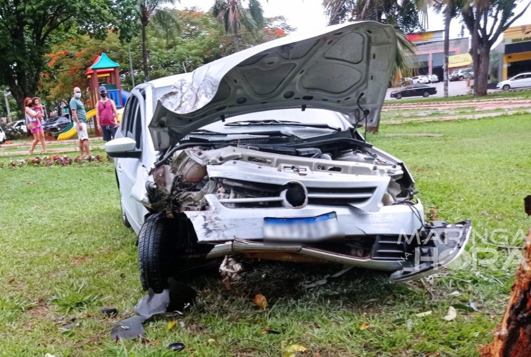 foto de Carro bate em árvore após condutor perder o controle ao colidir contra uma viatura descaracterizada