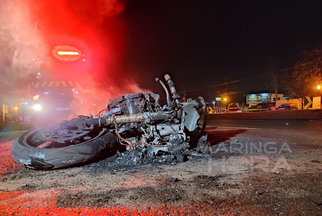 foto de Motocicleta explode após colisão com picape na BR-376