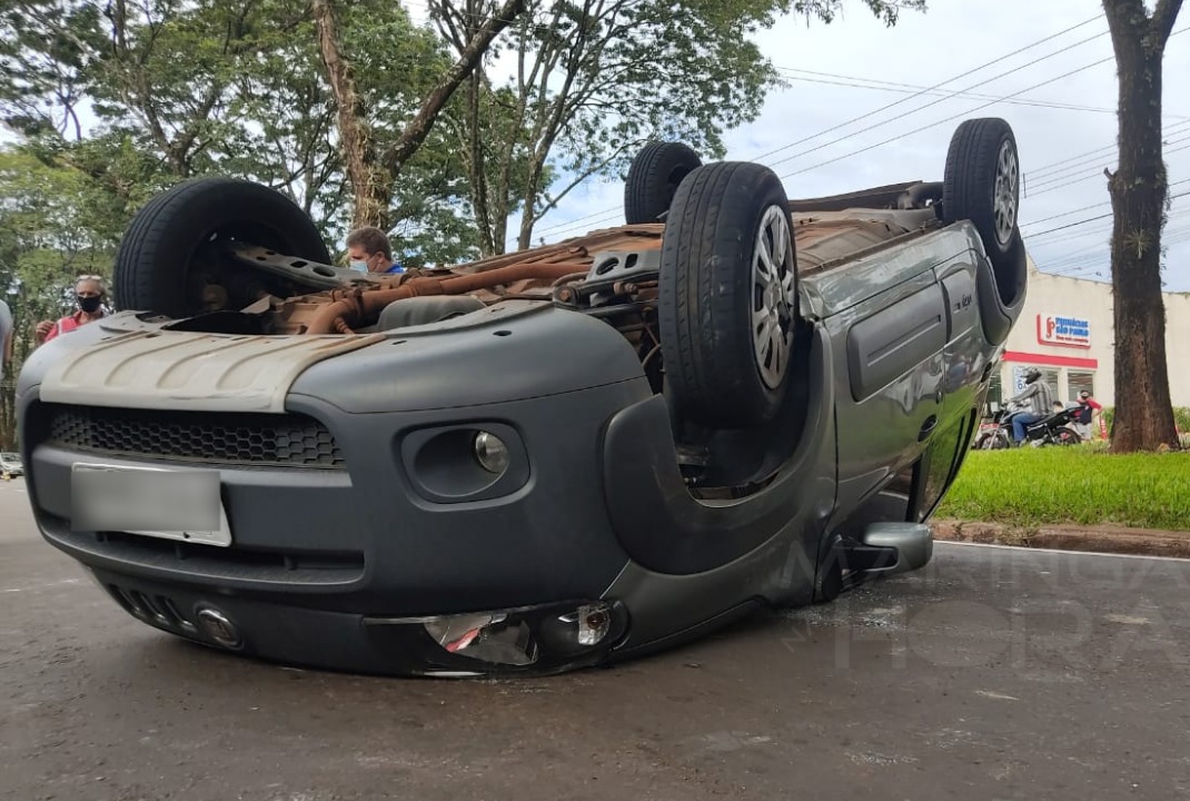 foto de Maringá; mulher capota carro ao bater em veículo estacionado em avenida