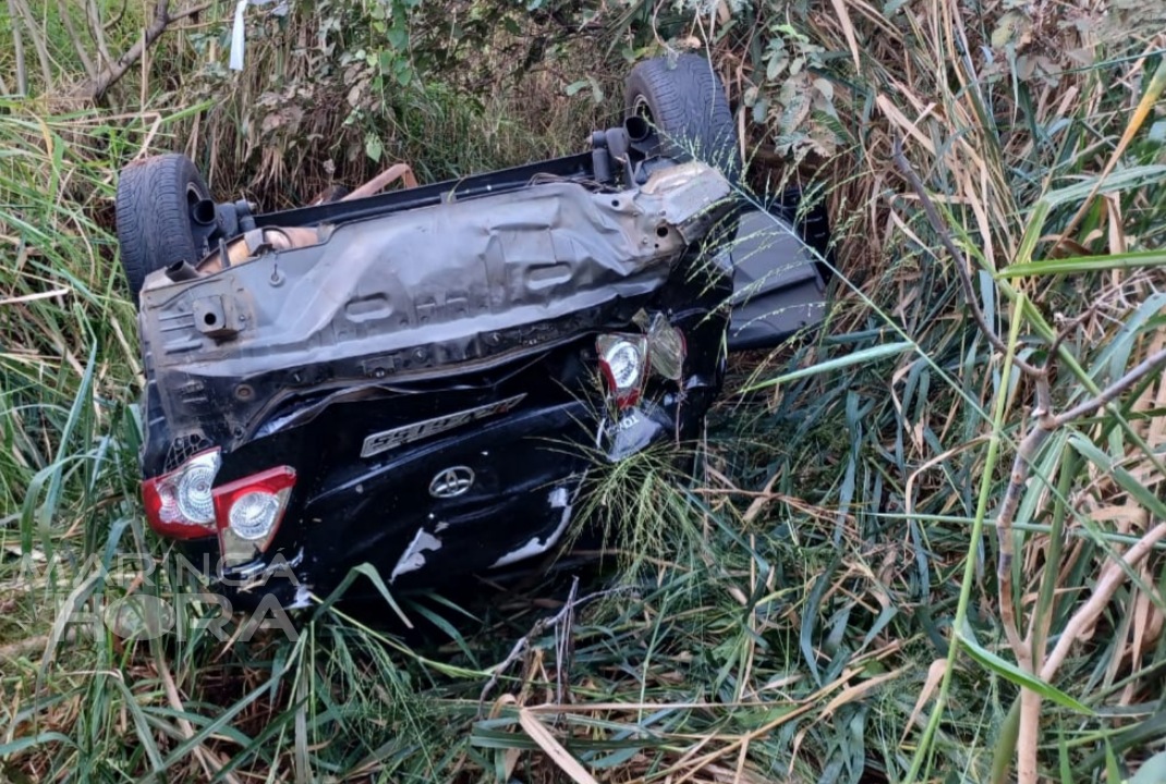 foto de Carro cai em ribanceira e duas pessoas ficam feridas na BR-376