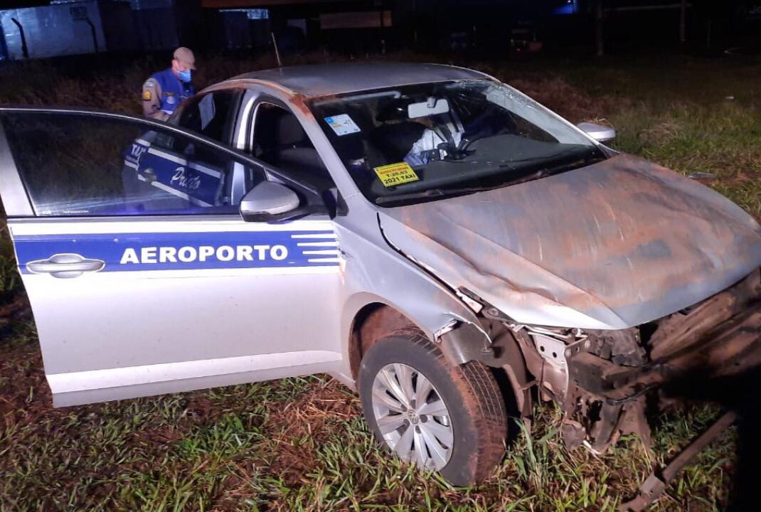 foto de Taxista de 66 anos é socorrido após capotamento de veículo, em Maringá