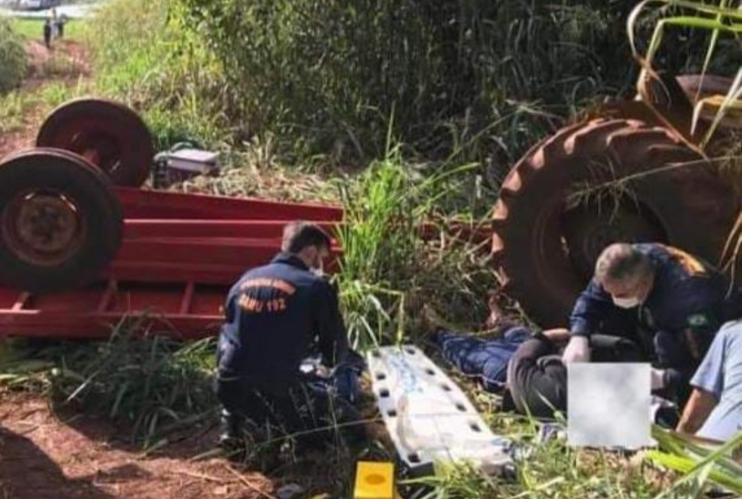 foto de Trator acoplado em uma carretinha perde o freio e tomba com oito pessoas