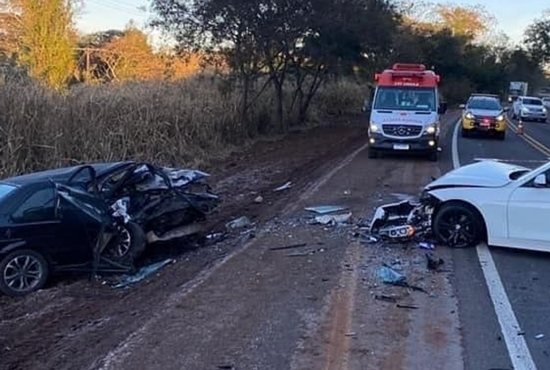 foto de Motorista fica gravemente ferido em colisão frontal na PR-323