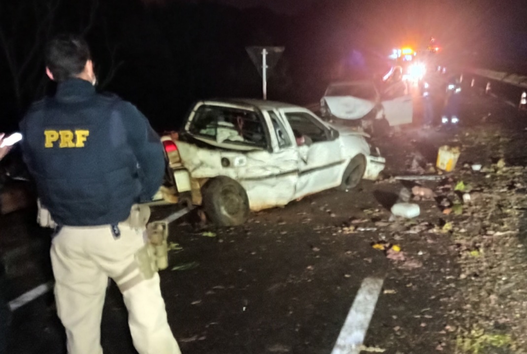 foto de Carro invade contramão, bate de frente em outro veículo na BR-376