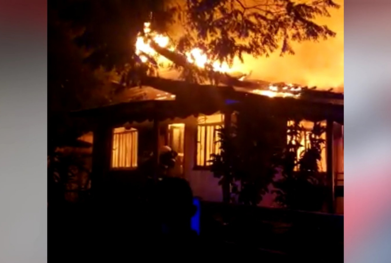 foto de Casa de madeira é destruída pelo fogo na Vila Santo Antônio, em Maringá