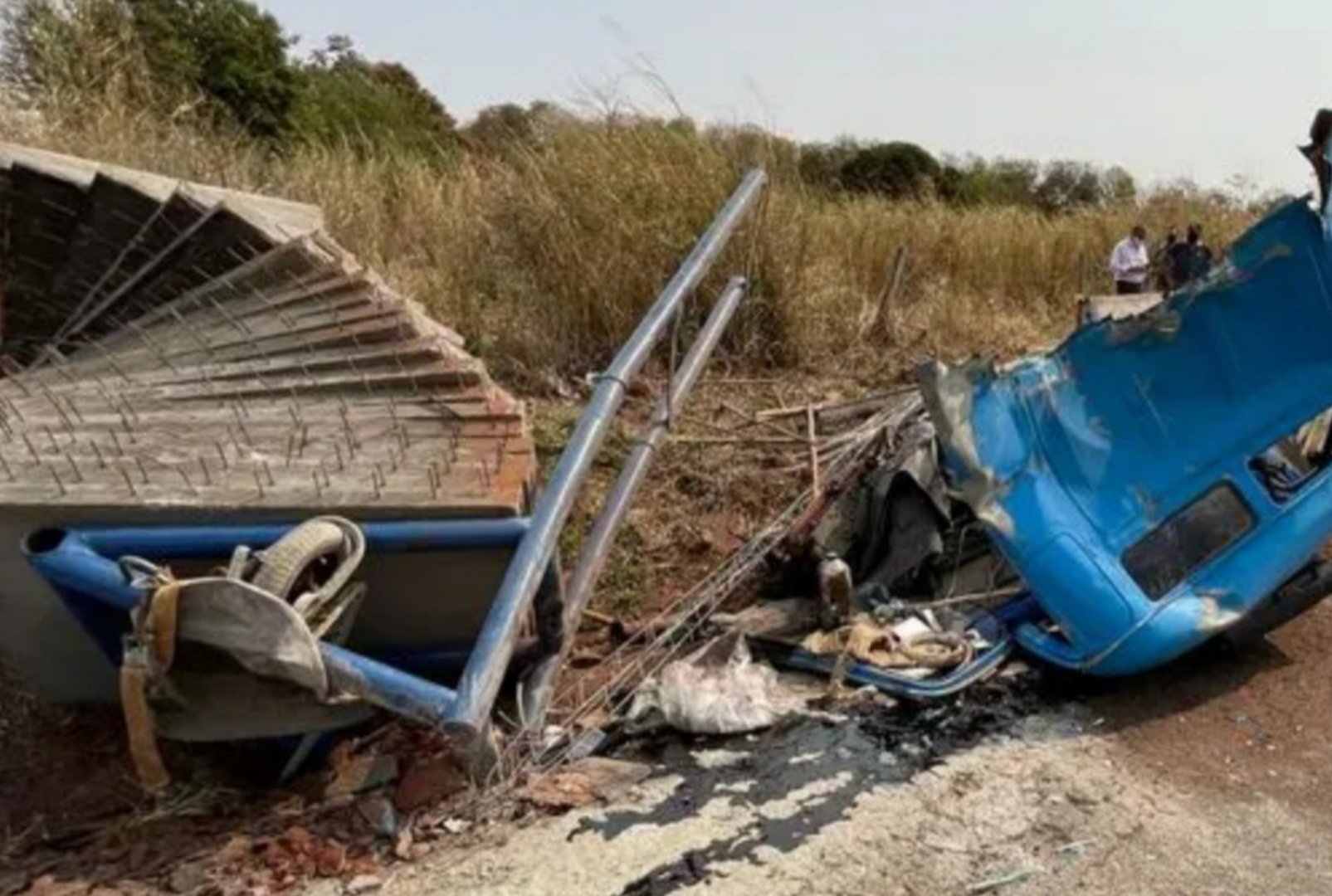 foto de Cabine de caminhão carregado com placas de concreto é arrancada em acidente e condutor fica gravemente ferido na região