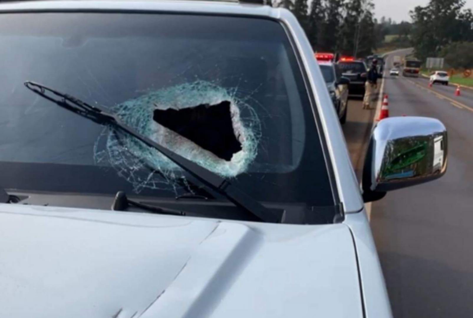 foto de Motorista morre após ser atingido por peça que se soltou de caminhão no Paraná