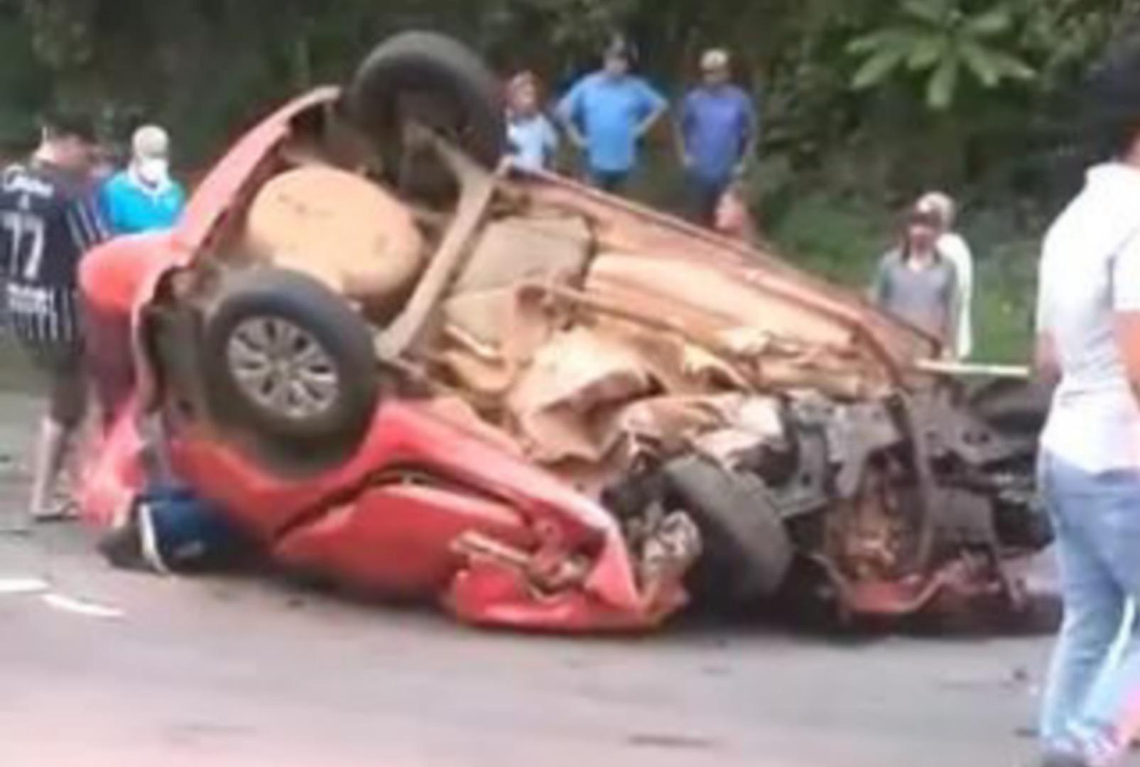 foto de 4 Mortes - Mãe, filho e dois homens morre em trágico acidente em rodovia do Paraná