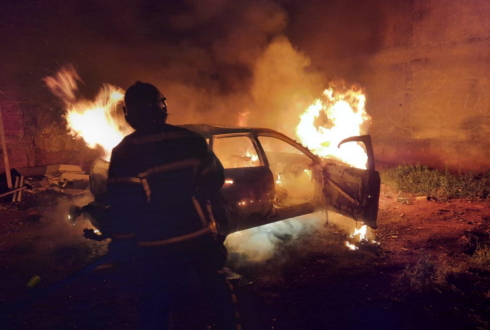 foto de Homem ateia fogo no carro da sua própria irmã em Maringá