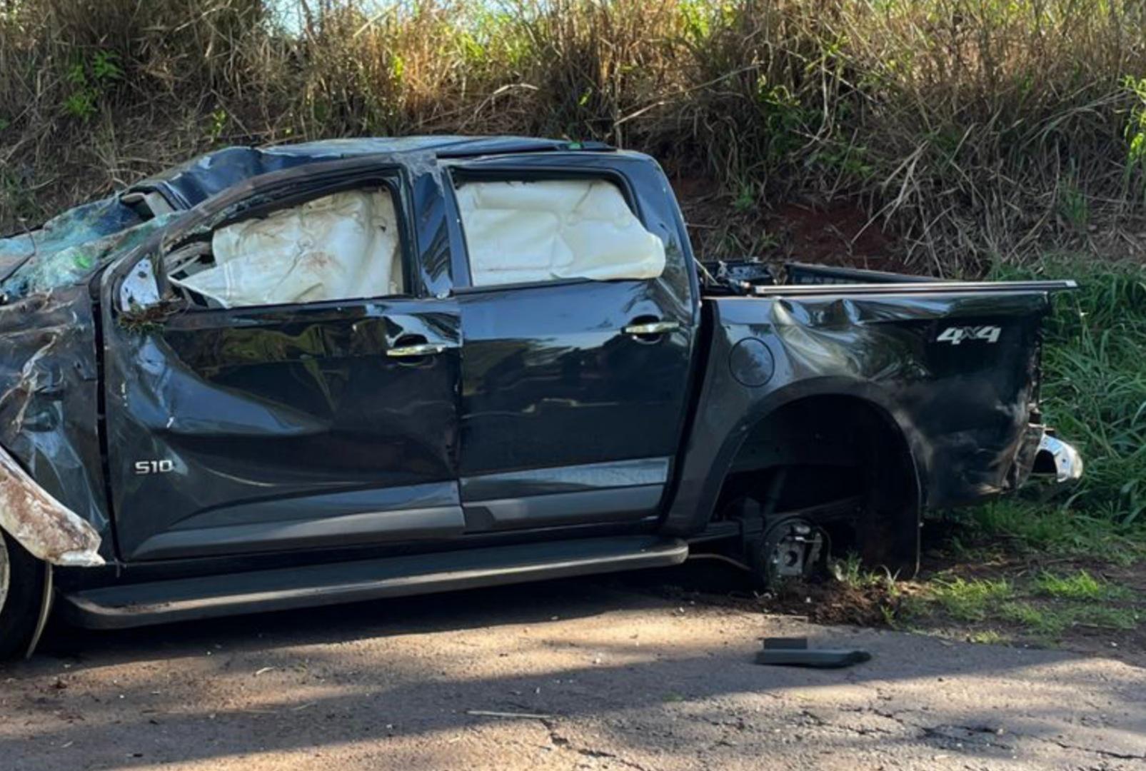 foto de Estudante de medicina é socorrido inconsciente após capotar caminhonete na região de Maringá