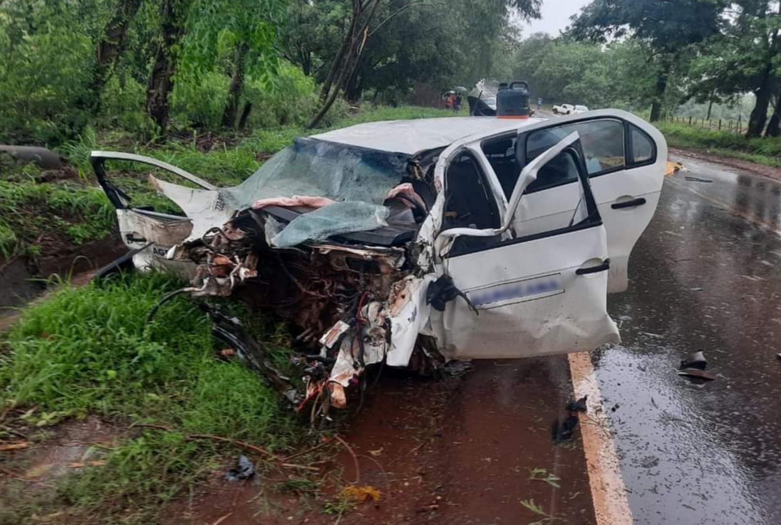 foto de Colisão violenta entre carro e carreta, termina em uma morte e deixa vários feridos na região