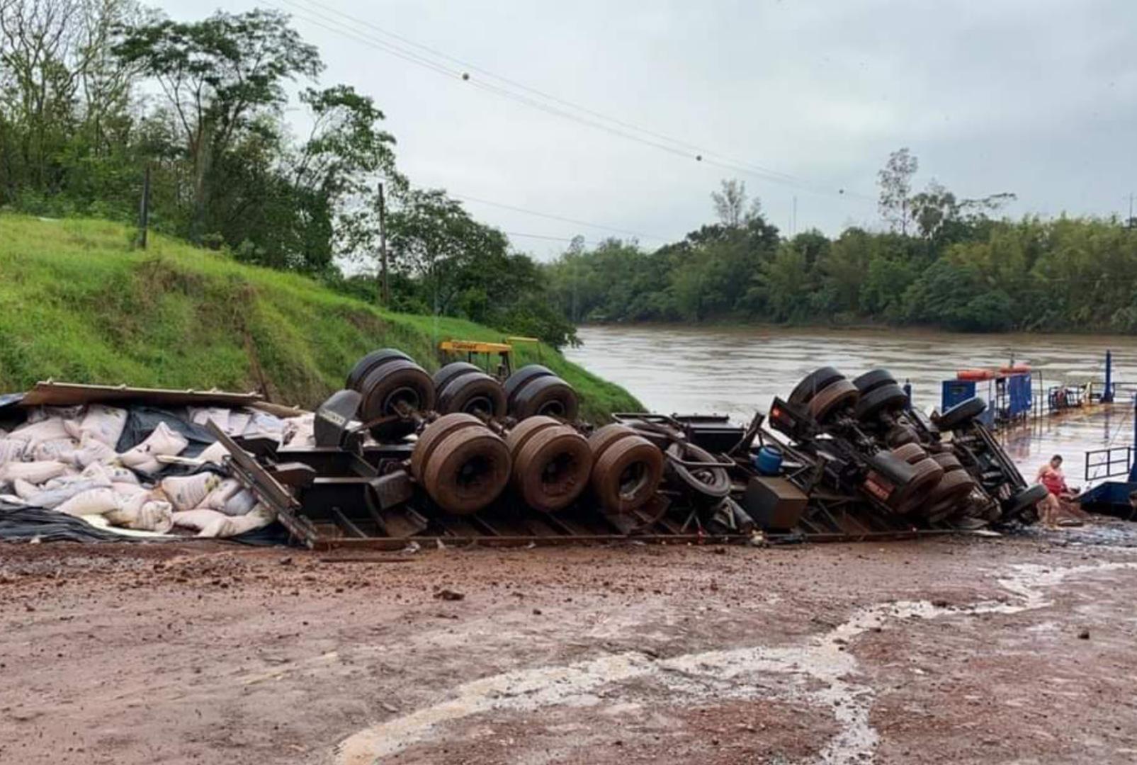 foto de Carreta tomba em balsa e mata caminhoneiro no noroeste do Paraná