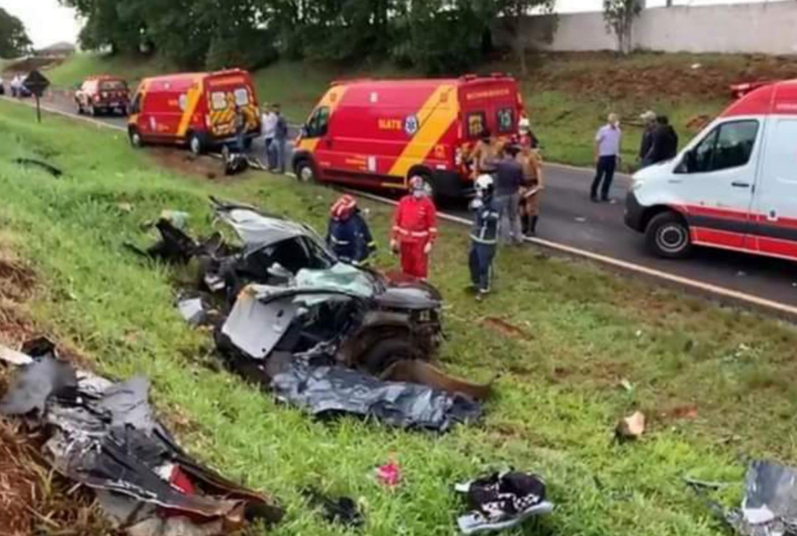 foto de Seis pessoas morrem após batida entre dois carros no Paraná