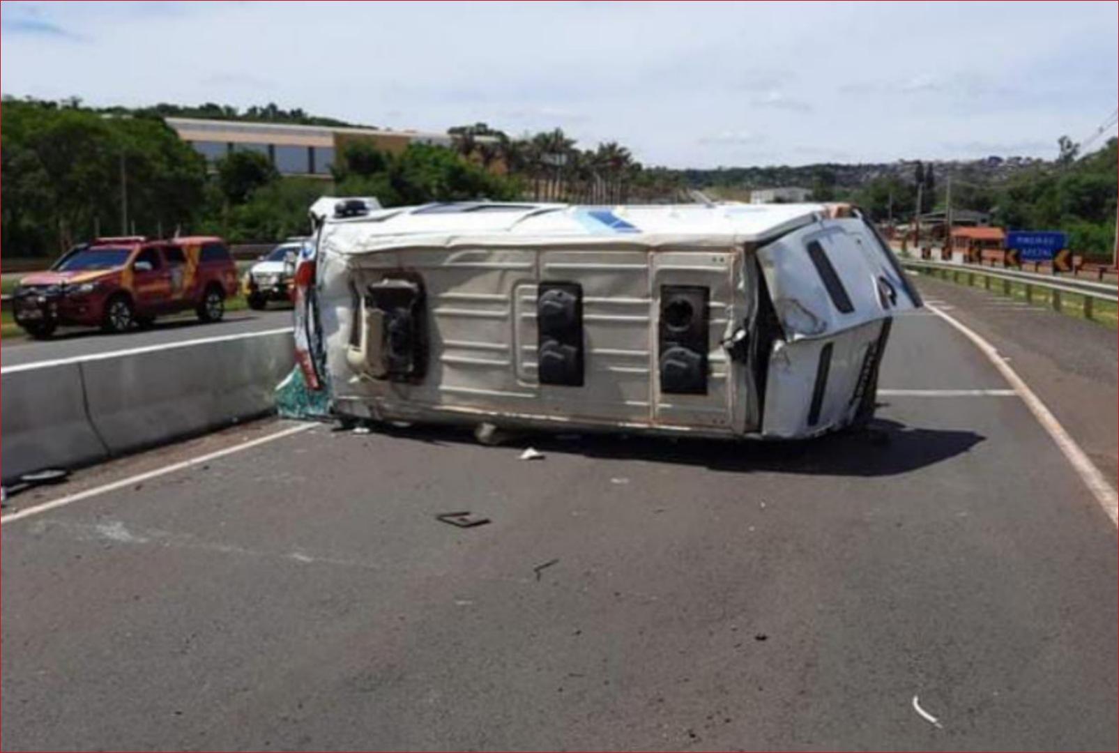 foto de Viatura que transportava presos capota no Norte do Paraná