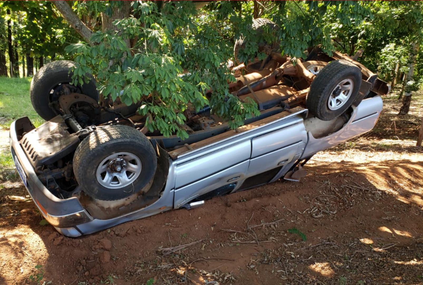 foto de Caminhonete capota e condutor sofre traumatismo craniano grave na zona rural de Maringá