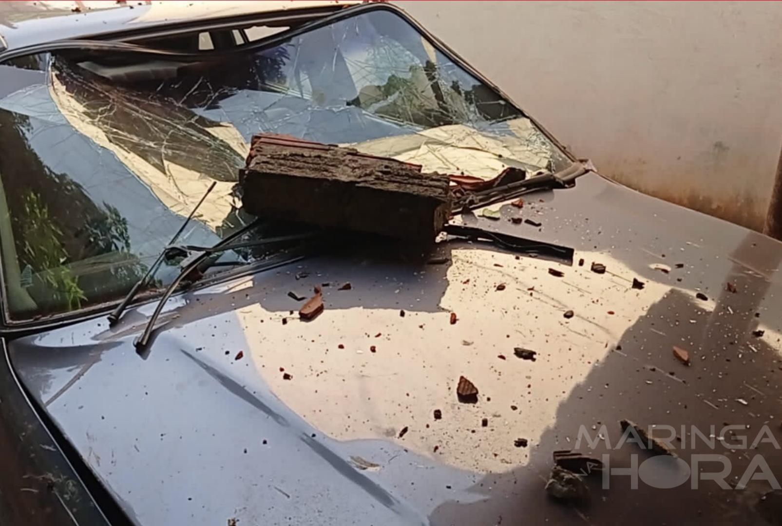 foto de Motorista sai de avenida e invade quintal de residência provocando destruição em Maringá