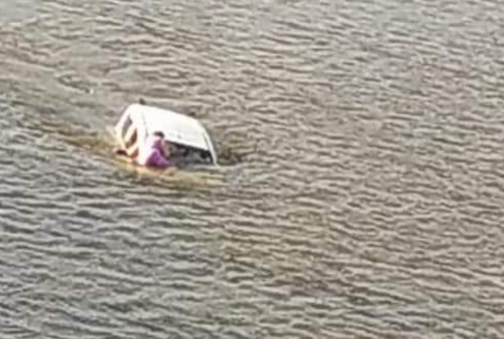 foto de Mulher fica ferida ao cair com veículo dentro do Rio Ivaí 