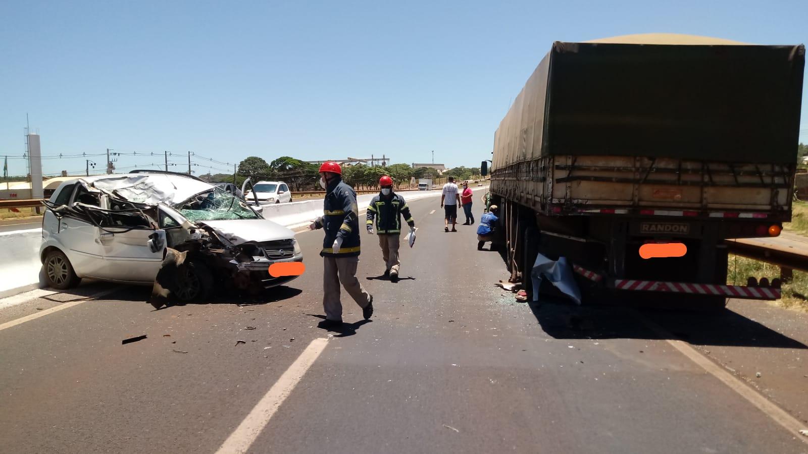 foto de Motorista fica ferido ao bater carro na traseira de carreta na PR-323