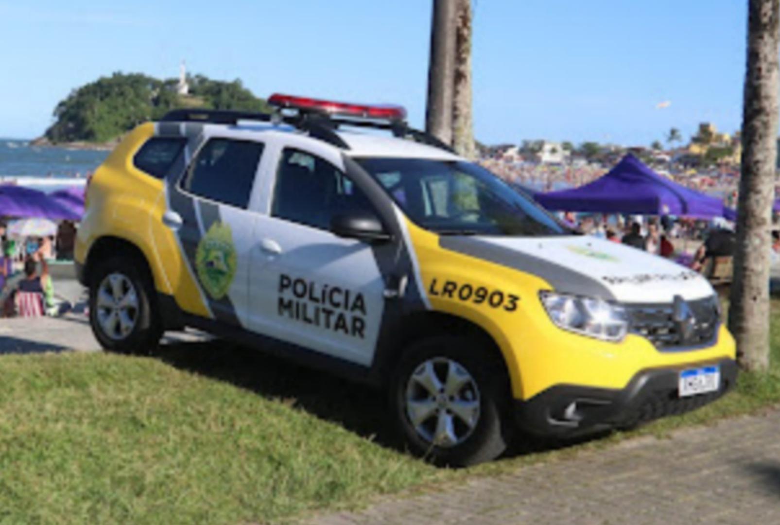 foto de Casal é preso após deixar, bebê trancado e abandonado em carro para aproveitar a praia no Paraná