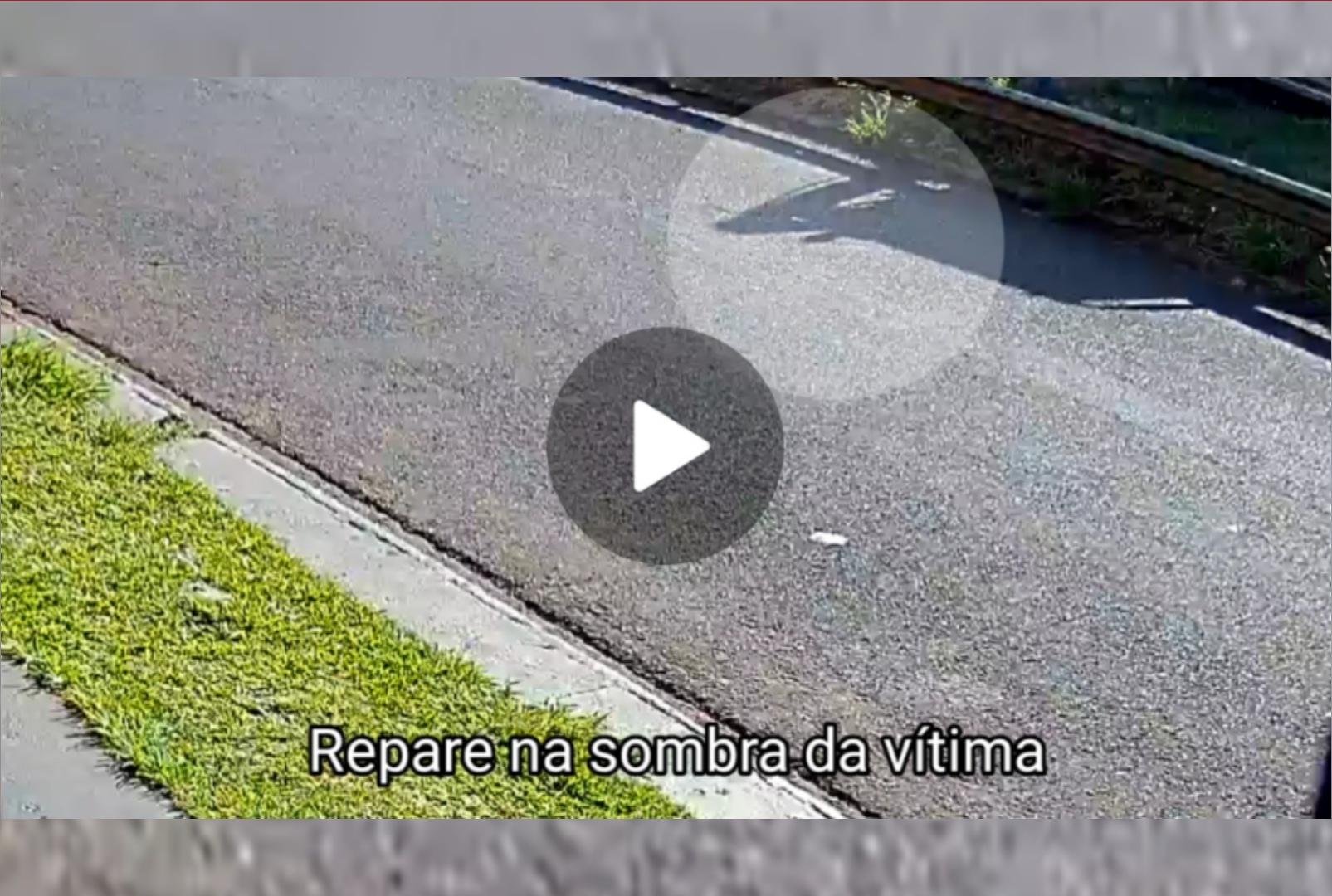 foto de Vídeo monstra momento em que caminhoneiro é atropelado por ônibus em Maringá