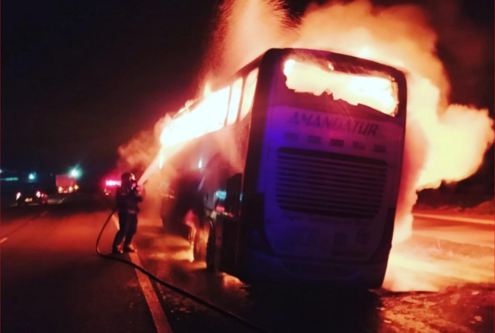 foto de Veja momento em que ônibus é destruído pelo fogo na PR-323