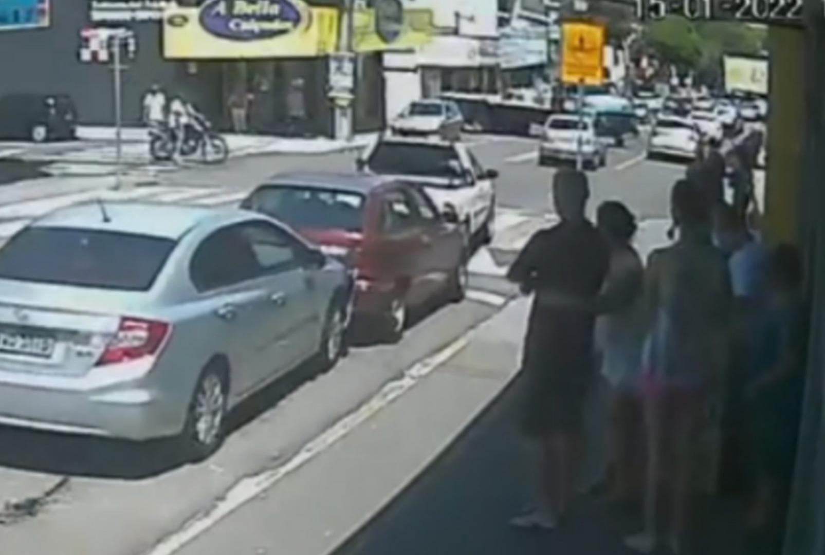 foto de Veja momento em que motorista bate com carro e empurra dois veículos estacionados em Maringá