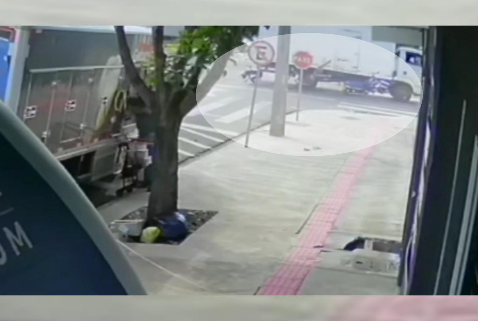 foto de Veja momento que casal em moto cruza avenida e são atingidos por caminhão em Maringá